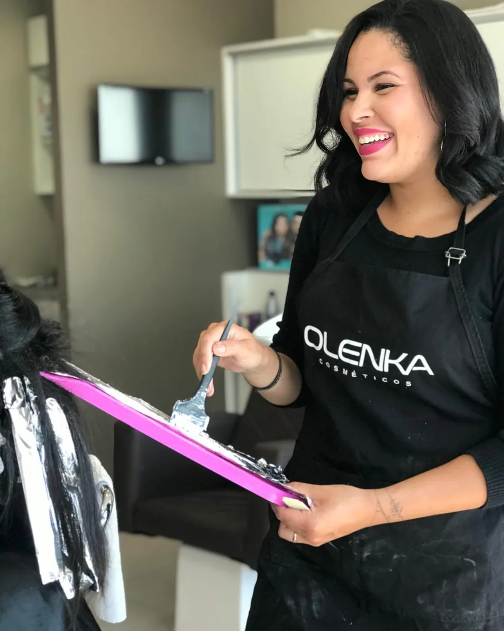 Letycia Medeiros atendendo no salão LM Beauty